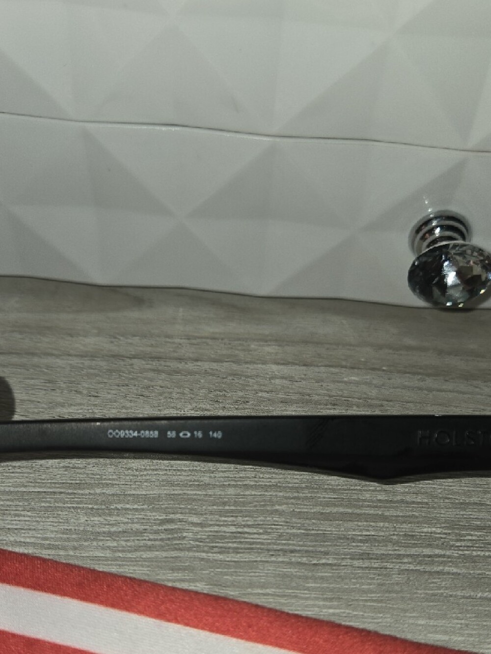 Black Sunglasses Temple Arm Detail - Picture 3 of 6